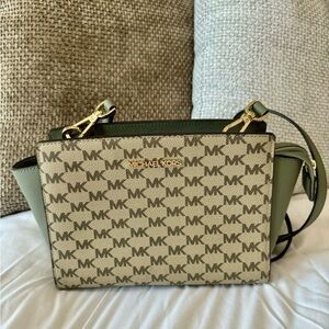 Michael kors crossbody